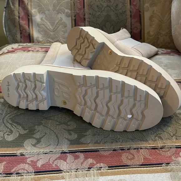 Paul Green Women Chelsea Bootie. Size 7 UK= 9 US Women N14-01